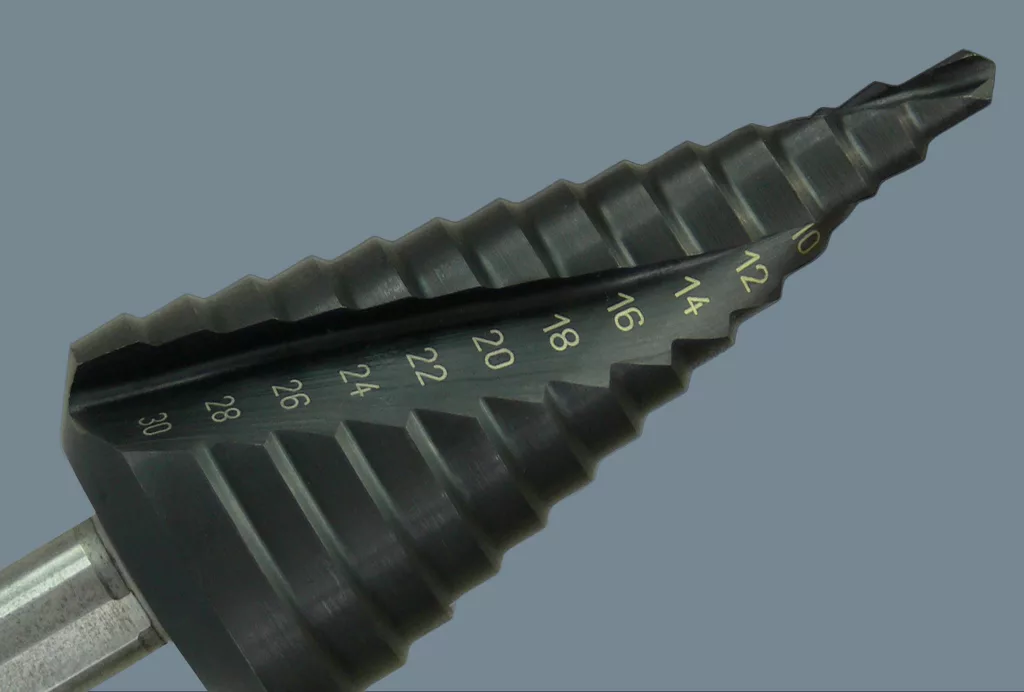 3D-Laserbeschriftung, hier eine gelaserte Skalierung mit Drall auf einem gedrehten Stufenbohrer
