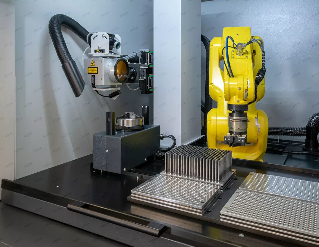 Roboter mit 6-Achs-Bearbeitung in einem Lasersystem von ACSYS