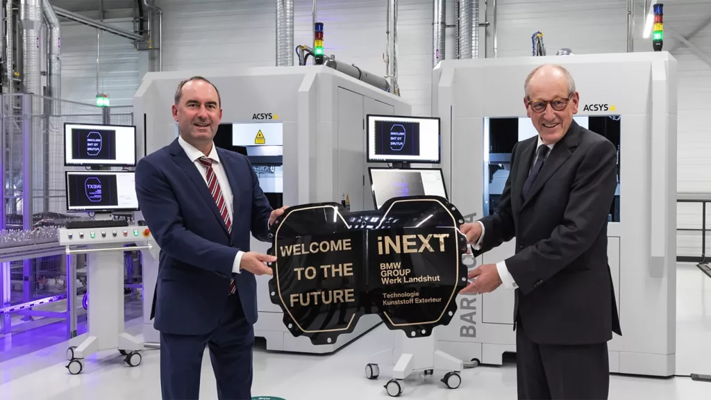 BMW-Niere des iNext des BMW Group Werks Landshut mit zwei ACSYS-Lasersystemen im Hintergrund